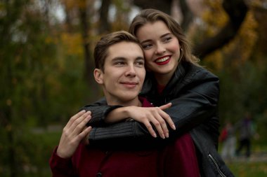 gülümseyen kız bir adam boyun, iki aşk, tarih, aşk hikayesi sonra arkasından sarılma