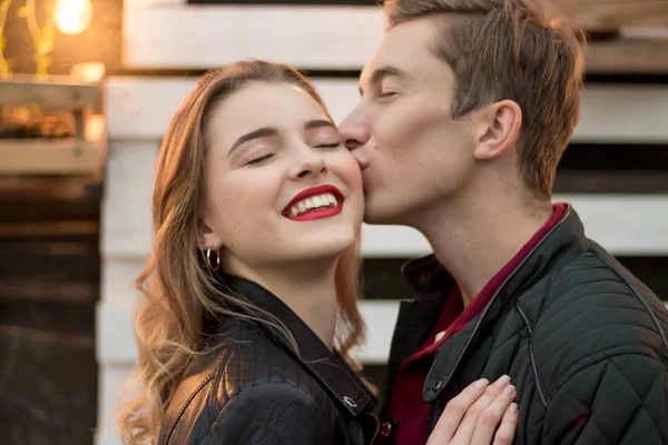 Casal Apaixonado Cara Beija Menina Bochecha Noite Contra Pano Fundo — Fotografia de Stock