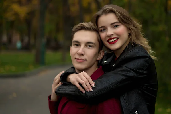 Sorrindo Menina Abraçando Cara Por Trás Pescoço Casal Apaixonado Encontro — Fotografia de Stock