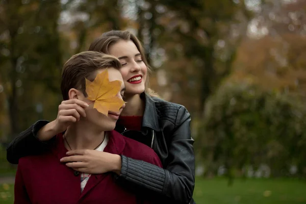 Smiling Girl Embraces Guy His Neck Covering Part His Face — Stock Photo, Image