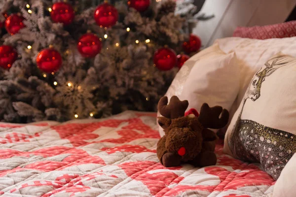 Kırmızı Beyaz Kar Taneleri Yatak Yastıklar Ile Noel Ağacı Oyuncaklar — Stok fotoğraf