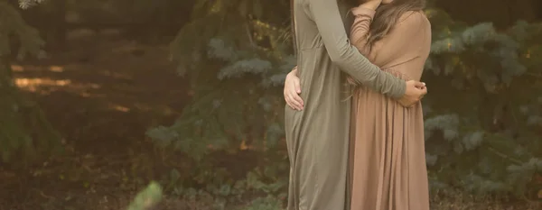 Dwie Dziewczyny Przytulić Ulicy Lesie Przyjaźni Sukienka Zielone Brązowe Park — Zdjęcie stockowe