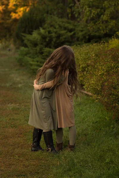 Due Ragazze Abbracciano Strada Nella Foresta Amicizia Abito Verde Marrone — Foto Stock