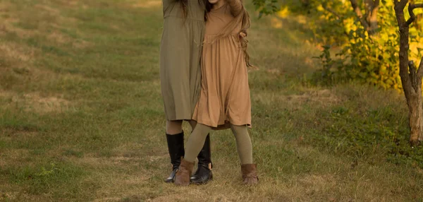 Δύο Κορίτσια Που Χορεύουν Στο Γρασίδι Στο Πάρκο Forest Walk — Φωτογραφία Αρχείου