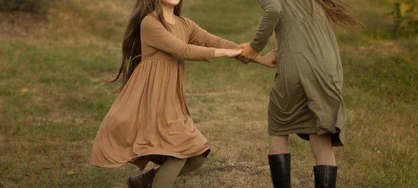 Две Девушки Бегают Вокруг Кружатся Траве Парке Лесу Заламывая Руки — стоковое фото