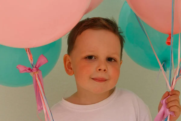 Portré Egy Fiú Rózsaszín Kék Léggömbökkel Butterflies Boy Mosoly — Stock Fotó