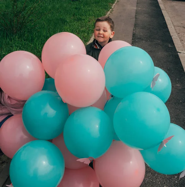 Portré Egy Fiú Rózsaszín Kék Léggömbökkel Butterflies Boy Mosoly — Stock Fotó