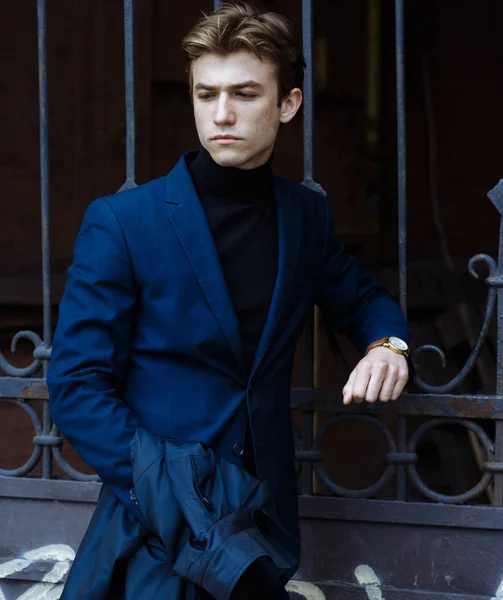 Kendine güvenen genç iş adamı ifade açık havada portresi. Başarılı çekici beyaz adam sokakta poz