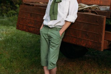 adam kamyona yalın gövde üzerine eğilerek arabayı, geri duruyor.