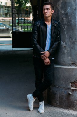 Çekici, seksi güneş gözlüğü sokakta duran adam. kendine güven, şişkinlik ve arrogance.model, poz, Genç bir adam portresi
