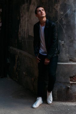 Çekici, seksi güneş gözlüğü sokakta duran adam. kendine güven, şişkinlik ve arrogance.model, poz, Genç bir adam portresi