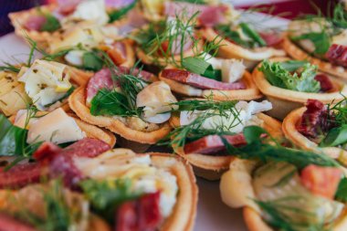 Sosisli tart, peynir, balık ve sebzeli yumurta tabakta. abur cubur