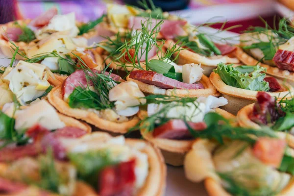 Tartlets Com Salmão Creme Uma Fatia Limão Uma Mesa Madeira — Fotografia de Stock