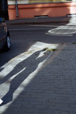 gölge bir çift kucaklayan car yakınındaki yolda. aşk ve Tarih dikizlemek. yaz