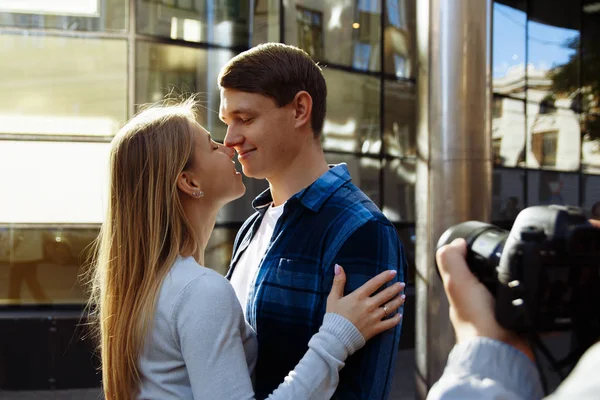 Fotoshooting Gehen Sie Schießen Liebesgeschichte Liebe Und Glückliches Paar Umarmen — Stockfoto