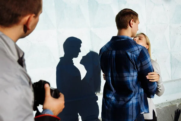 Sesión Fotos Disparar Historia Amor Amor Feliz Pareja Abrazándose Calle — Foto de Stock