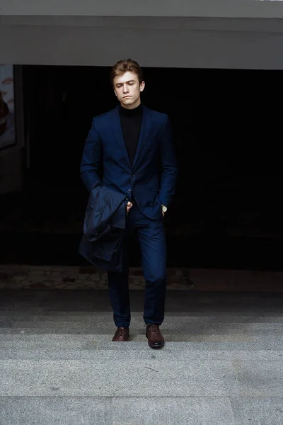 Sokakta Takım Elbiseli Ile Ceket Bir Adam Portresi Karanlıktan Merdivenlerden — Stok fotoğraf