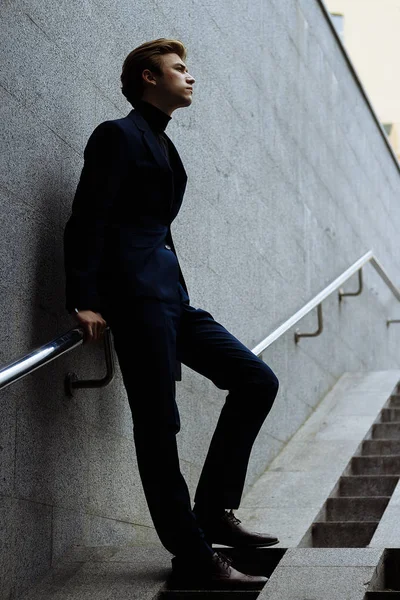 Portrait Man Street Suit Coat Worth Leaning Railing Steps Businessman — Stock Photo, Image
