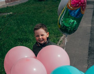 portre, bir çocuk butterflies.boy gülümsüyor ile pembe ve mavi balonlar ile