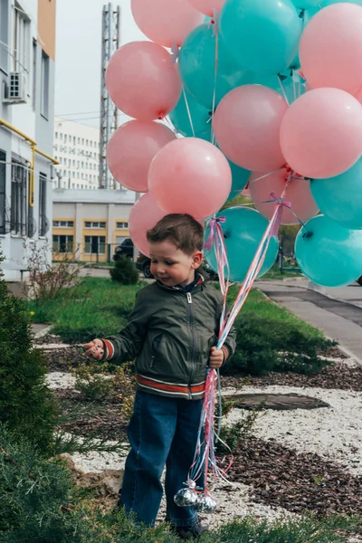 Portré Egy Fiú Rózsaszín Kék Léggömbökkel Butterflies Boy Mosoly — Stock Fotó