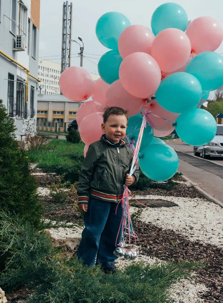 Portré Egy Fiú Rózsaszín Kék Léggömbökkel Butterflies Boy Mosoly — Stock Fotó