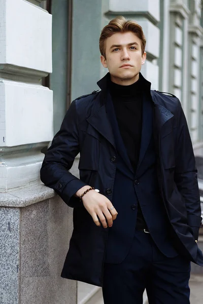 Retrato Homem Bonito Atraente Jovem Terno Azul Casaco Cidade Pensativo — Fotografia de Stock