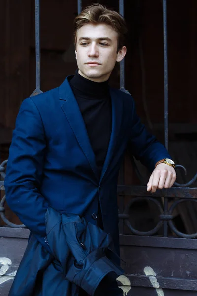 Ritratto Bel Giovanotto Attraente Vestito Blu Cappotto Città Pensoso Triste — Foto Stock