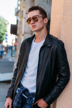 Çekici, seksi güneş gözlüğü sokakta duran adam. kendine güven, şişkinlik ve arrogance.model, poz, Genç bir adam portresi