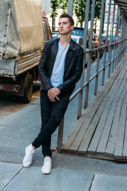 Çekici, seksi güneş gözlüğü sokakta duran adam. kendine güven, şişkinlik ve arrogance.model, poz, Genç bir adam portresi