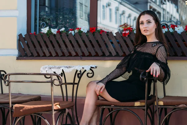 Retrato Una Chica Hermosa Joven Atractiva Que Sienta Calle Café —  Fotos de Stock