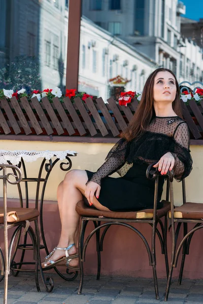 Retrato Uma Menina Bonita Jovem Atraente Que Senta Rua Café — Fotografia de Stock