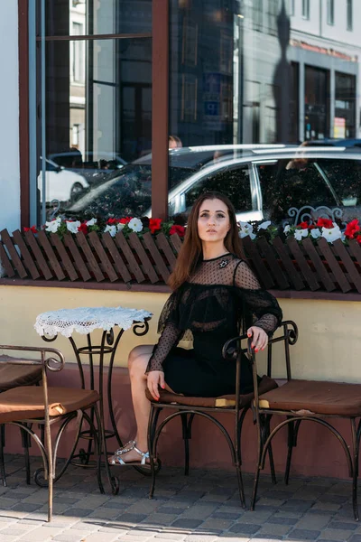 Retrato Uma Menina Bonita Jovem Atraente Que Senta Rua Café — Fotografia de Stock