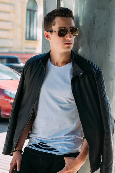 Çekici, seksi güneş gözlüğü sokakta duran adam. kendine güven, şişkinlik ve arrogance.model, poz, Genç bir adam portresi