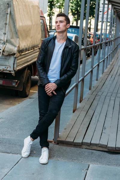 Çekici, seksi güneş gözlüğü sokakta duran adam. kendine güven, şişkinlik ve arrogance.model, poz, Genç bir adam portresi