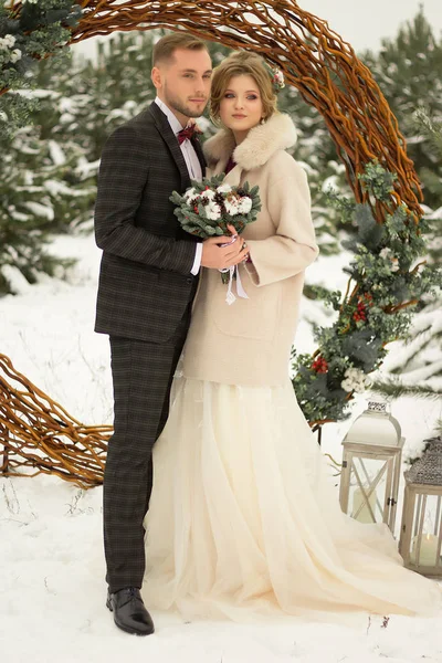 Iki Sevgili Bir Erkek Bir Kadın Kışın Bir Düğün Gelin — Stok fotoğraf