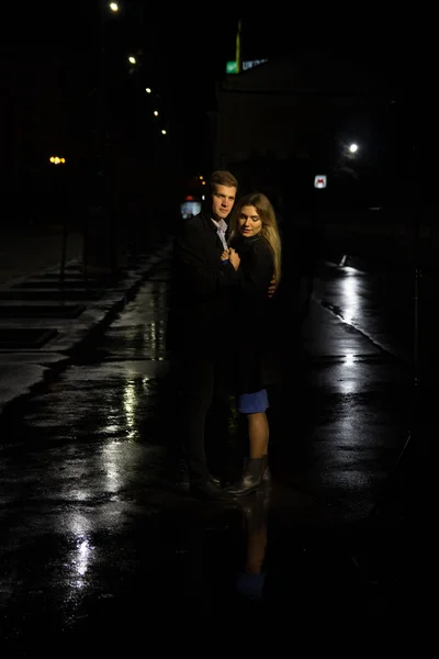 Couple Love Embracing Dark Background Night Rain Buildings City Park — Stock Photo, Image