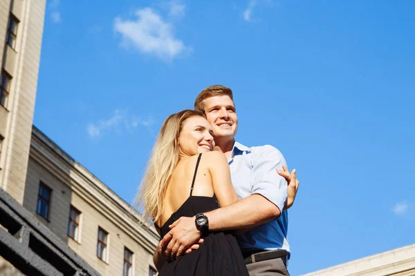 Verliebte Paare Umarmen Sich Vor Dem Hintergrund Des Gebäudes Und — Stockfoto