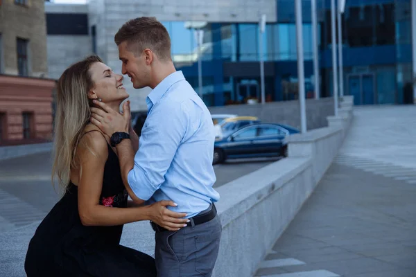 Atração Feliz Abraço Casal Amoroso Data Cidade Vestido Preto Shirt — Fotografia de Stock