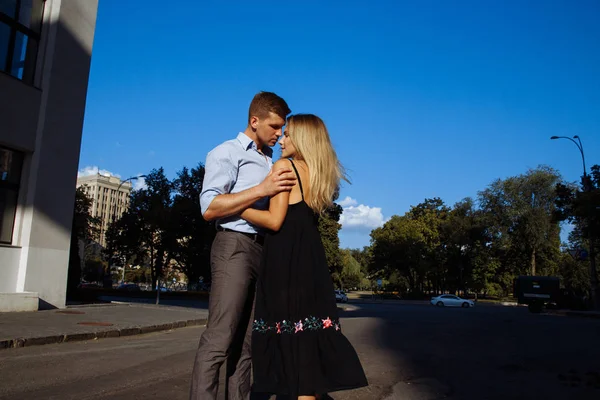 Casal Feliz Abraçando Frente Cidade Fundo Escuro Sol Brilha Sobre — Fotografia de Stock