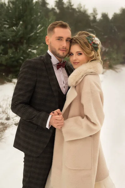 Lykkelig Par Vinteren Jente Kjole Kjæreste Dress Brud Brudgom Snø – stockfoto