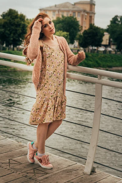 Menina Bonita Fica Ponte Segura Corrimão Olha Para Câmera Vento — Fotografia de Stock