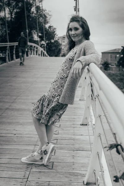 Menina Bonita Fica Ponte Segura Corrimão Olha Para Câmera Vento — Fotografia de Stock