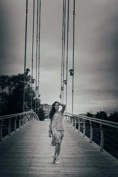 Красива Дівчина Стоїть Мосту Вітер Дме Обличчя Розвиваючи Волосся Дівчина — стокове фото