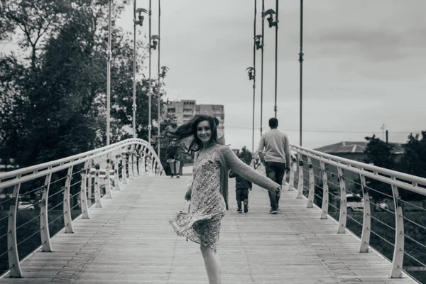 Hermosa Chica Para Puente Viento Sopla Cara Desarrollando Cabello Niña —  Fotos de Stock