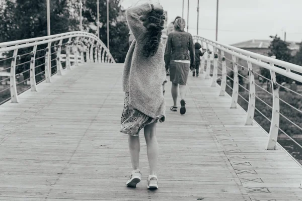 Piękna Dziewczyna Stoi Moście Wieje Wiatr Twarz Rozwijanie Jej Włosy — Zdjęcie stockowe