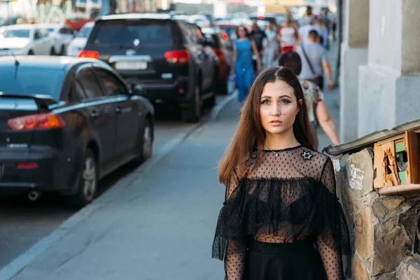 Retrato Una Chica Morena Vestido Negro Arco Ciudad Posando Caminando —  Fotos de Stock