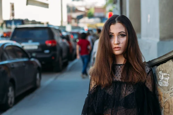 Retrato Uma Menina Morena Vestido Preto Arco Cidade Posando Andando — Fotografia de Stock