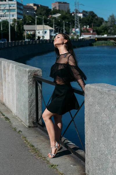 Belle Brune Dresse Sur Pont Près Rivière Dans Ville Une — Photo