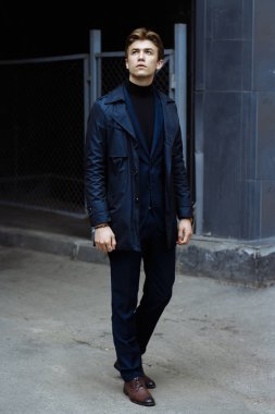 şehrin üzerinde el, altın bilek watch.pensive siyah background.watch üzerinde mavi elbiseli çekici bir genç adam portresi
