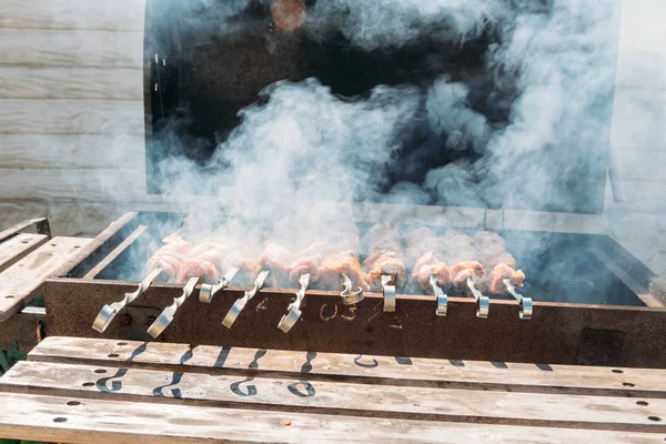 Metal Şiş Üzerinde Izgara Şiş Kebap Sürü Duman Ile Kavrulmuş — Stok fotoğraf